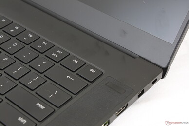 Razer Blade 15 Advanced Model - Haut-parleur stéréo avant dirigé vers le haut. Razer Blade 15 Advanced Model - Haut-parleur stéréo avant dirigé vers le haut.