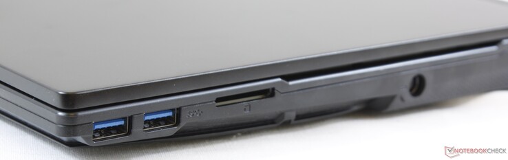 Côté droit : lecteur de carte SD, 2 USB 3.1, entrée secteur.