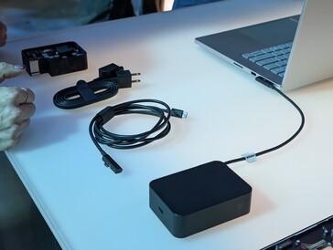 Le câble USB-C magnétique est réversible, mais une seule extrémité est magnétique. L’extrémité magnétique peut se fixer à l’adaptateur secteur pour servir de chargeur USB-C universel pour d’autres appareils