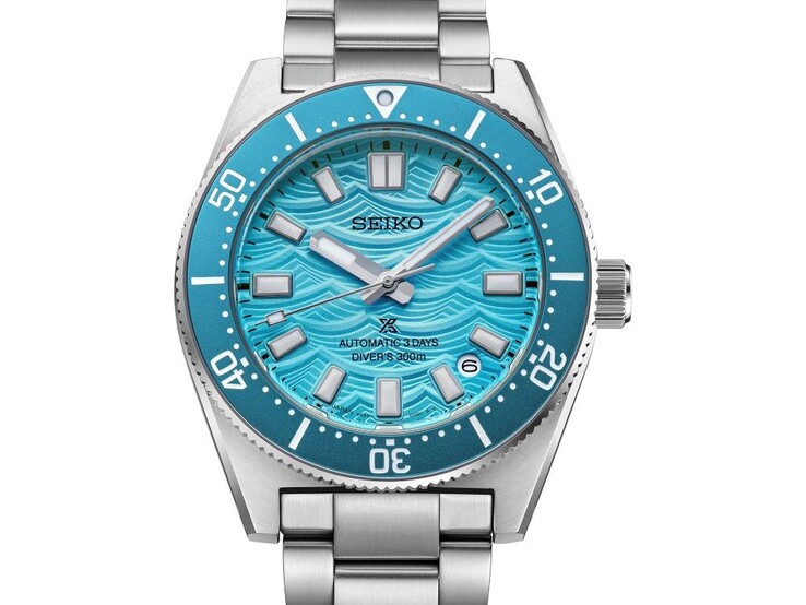Vue de face de la Prospex 1965 Heritage Diver HBC011 mettant en valeur le cadran « Daytime Blue » à motif ondulé.