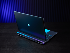 L'ordinateur portable de jeu Alienware 18 Area-51, photographié sur une table dans un environnement faiblement éclairé. (Source de l'image : Dell)
