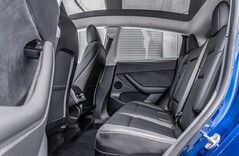 Banquette arrière d'une Tesla Model Y. Le constructeur automobile va équiper d'autres modèles de la fonction de détection de la présence d'enfants (Source : MotorTrends)