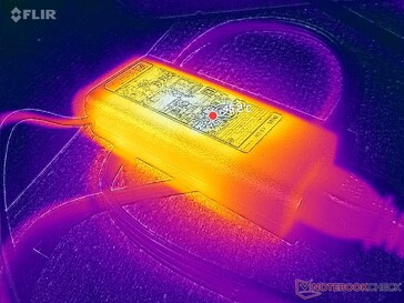 L'adaptateur secteur atteint une température supérieure à 45 °C lorsqu'il est soumis à des charges importantes.