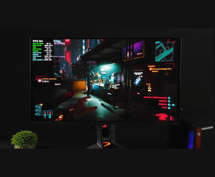 Un écran affichant le gameplay de Cyberpunk 2077 fonctionnant avec le GPU Intel Arc Pro B50. (Source de l'image : ETA Prime via YouTube)