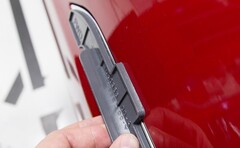 Assemblage d'une poignée de porte Tesla. (Source de l'image : Tesla)