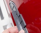 Assemblage d'une poignée de porte Tesla. (Source de l'image : Tesla)
