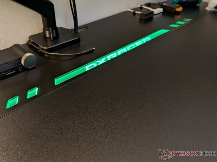 Le logo DXRACER s'illumine grâce à la bande RVB située en dessous.