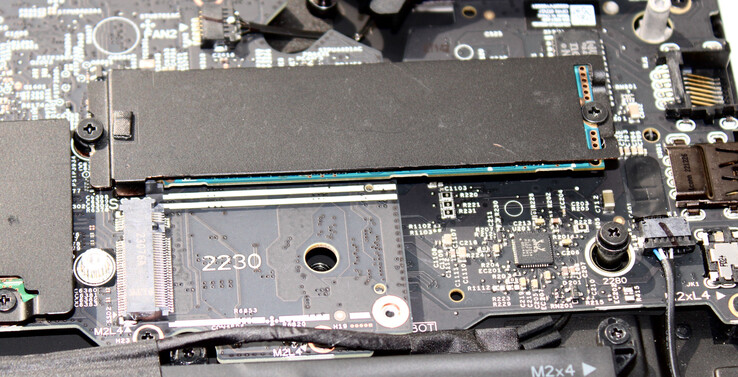Le m16 offre de l'espace pour deux disques SSD