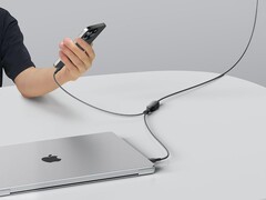 Les longueurs du câble USB-C à USB-C 2-en-1 d'Anker peuvent être ajustées. (Source de l'image : Anker)