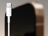 Le connecteur Lightning pourrait bénéficier d'une mise à niveau rapide pour les smartphones iPhone 14 Pro Apple. (Image source : Apple/CrodieUX - édité)