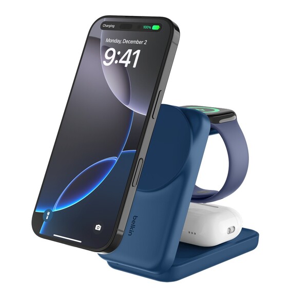Le chargeur magnétique pliable Belkin UltraCharge 3-en-1 en bleu (Source : Belkin)