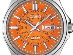 Un gros plan sur la MTP-E740-4AV orange, dont le cadran transparent laisse apparaître les rouages indiquant le jour et l'heure situés en dessous.