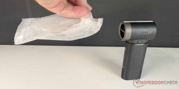 Le mini-ventilateur produit une brise agréable au troisième niveau, comme le montre le sac qui flotte au vent.