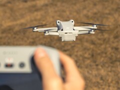 Une fois de plus, les spécifications importantes du mini-drone DJI Mini 5 Pro avec capteur de 1 pouce ont été confirmées par une photo de l'emballage. (Source de l'image : Bastian Riccardi, édité)