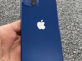 Un prétendu prototype Apple d'un iPhone 13 mini confirme les rendus de CAO qui ont fuité. (Image source : Weibo)