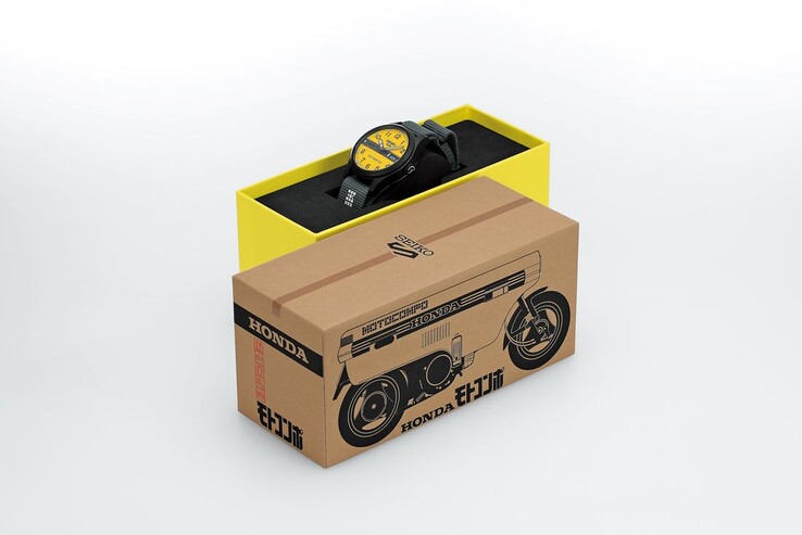 Boîte de présentation spéciale en carton pour la Seiko 5 Sports Field x Honda Motocompo Édition limitée, conçue pour ressembler à la boîte d'expédition d'origine de la Honda Motocompo.