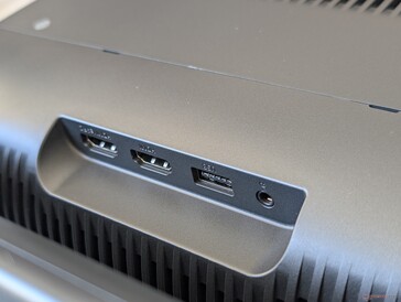 ... alors que les ports HDMI, audio et USB se trouvent sur la partie réglable du projecteur