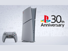La console et la manette Sony PlayStation 30th Anniversary limited edition en photo (source d&#039;image : PlayStation Direct)