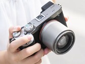L’objectif autofocus abordable TTArtisan 50 mm f/1.8 Neo est désormais disponible en deux nouvelles couleurs.