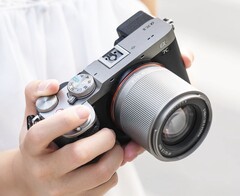 L’objectif autofocus abordable TTArtisan 50 mm f/1.8 Neo est désormais disponible en deux nouvelles couleurs.