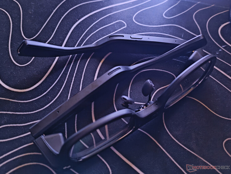 Haut-parleurs et microphones à la base des deux tempes