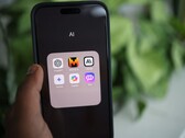 Smartphone affichant un dossier d’applications nommé IA avec ChatGPT, Mistral AI, Claude, Gemini, Copilot et Poe.