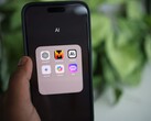 Smartphone affichant un dossier d’applications nommé IA avec ChatGPT, Mistral AI, Claude, Gemini, Copilot et Poe.