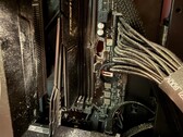 Gros plan sur l'ordinateur de jeu qui a été filmé.