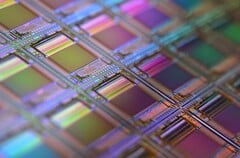 Macro-prise de vue d'une plaquette de silicium - des structures comme celles-ci sont à la base des puces utilisées dans l'informatique neuromorphique et en mémoire (Source de l'image : Laura Ockel via Unsplash)