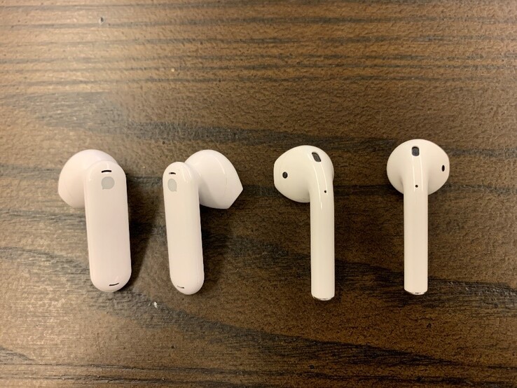 Écouteurs TimeKettle (à gauche) contre Apple Airpods (à droite)