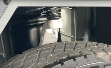 Le bras de contrôle supérieur avant de ce Tesla Cybertruck d'exposition présente toujours la même conception en acier pressé que la version qui a échoué lors d'un récent test tout-terrain. (Source de l'image : capture d'écran, Tailosive EV sur YouTube)