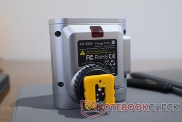 Les avertissements et autres informations importantes figurent sur un autocollant.