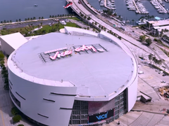 Photo du panneau publicitaire du stade des Miami Heat « Welcome to Vice City » dans GTA VI