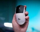 Souris de jeu Logitech G Pro X2 Superstrike dans une main sur fond bleu