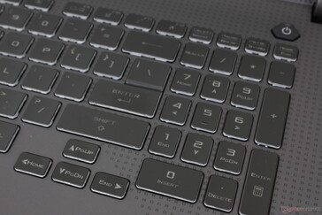 Le pavé numérique et les touches fléchées sont respectivement plus étroits et plus petits que les touches principales du clavier QWERTY