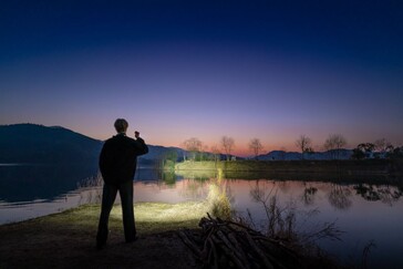 La Olight Baton 4 Pro a une portée de 200 m et la Baton Ultra une portée de 300 m.