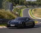 Le prototype Porsche Taycan vu sur le circuit du Nürburgring (Image Source : Porsche)