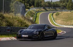 Le prototype Porsche Taycan vu sur le circuit du Nürburgring (Image Source : Porsche)