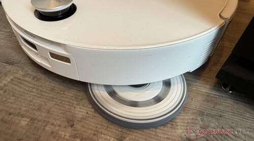 La norme absolue aujourd'hui : Le Qrevo Curv 2 Pro étend l'un de ses deux balais pour un balayage sans rebord