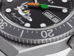Gros plan sur le cadran noir de la Timex Looney Tunes x M79 Automatic, où Bugs Bunny se prélasse sur la moitié inférieure et où une aiguille des secondes en forme de carotte se trouve au centre.