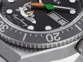 Gros plan sur le cadran noir de la Timex Looney Tunes x M79 Automatic, où Bugs Bunny se prélasse sur la moitié inférieure et où une aiguille des secondes en forme de carotte se trouve au centre.