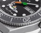 Gros plan sur le cadran noir de la Timex Looney Tunes x M79 Automatic, où Bugs Bunny se prélasse sur la moitié inférieure et où une aiguille des secondes en forme de carotte se trouve au centre.
