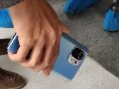 Une autre photo, certes assez mise en scène, du Xiaomi Mi 11. (Source de l'image : Mobiletelefon.ru)