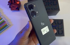 Le OnePlus Nord 2T vu de dos. (Image source : Sahil Karoul)