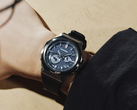 La Casio G-Steel GST-B1000D-2A à cadran bleu, illustrée ci-contre, est désormais disponible aux États-Unis.