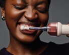La première brosse à dents électrique de Dyson nettoie entre les dents à l'aide d'un bain de bouche.
