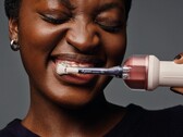 La première brosse à dents électrique de Dyson nettoie entre les dents à l'aide d'un bain de bouche.