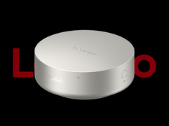 Le mini PC Lenovo Yoga Mini i, photographié sur un fond noir avec le logo Lenovo sur le dessus (Source de l'image : Lenovo - édité)