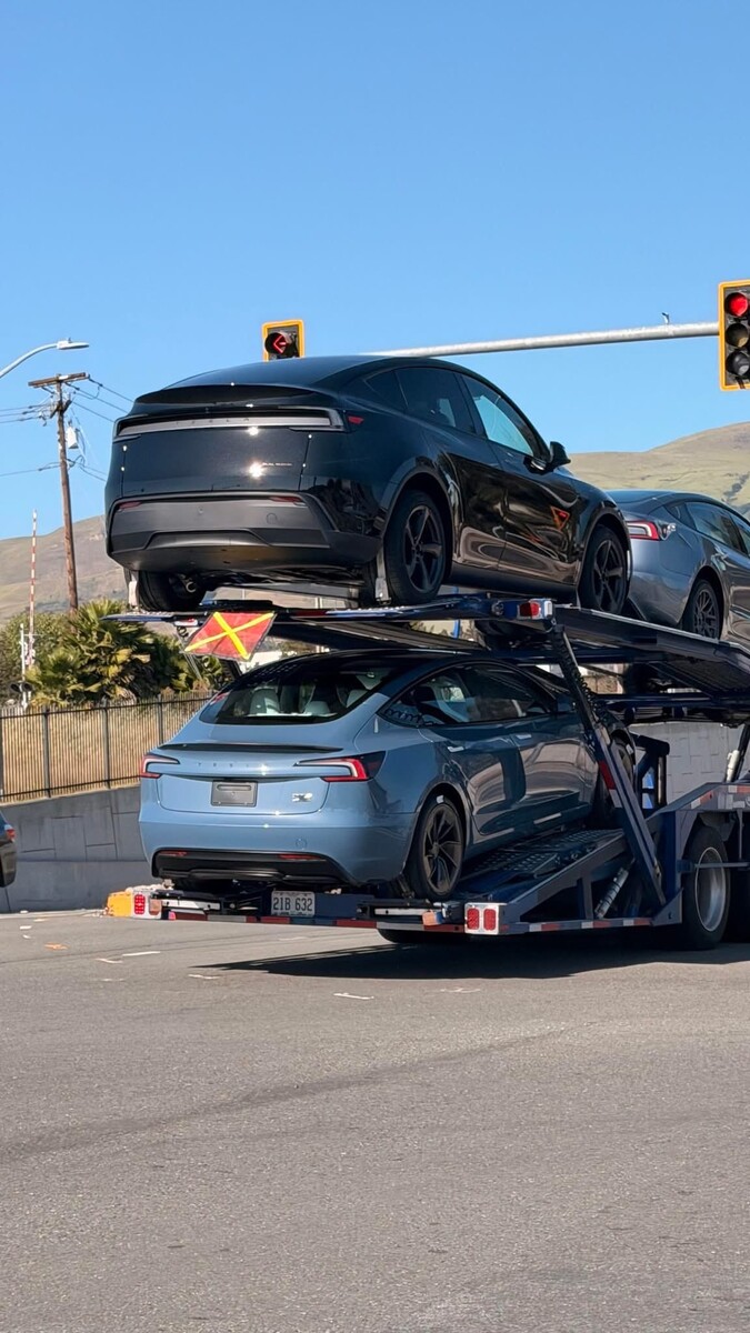 La Model 3 Performance en bleu givré métallisé repérée dans la nature.