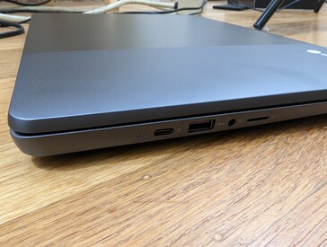 A gauche : USB-C 3.2 Gen. 2 + DisplayPort + Power Delivery, USB-C 3.2 Gen. 2, casque de 3,5 mm, lecteur MicroSD